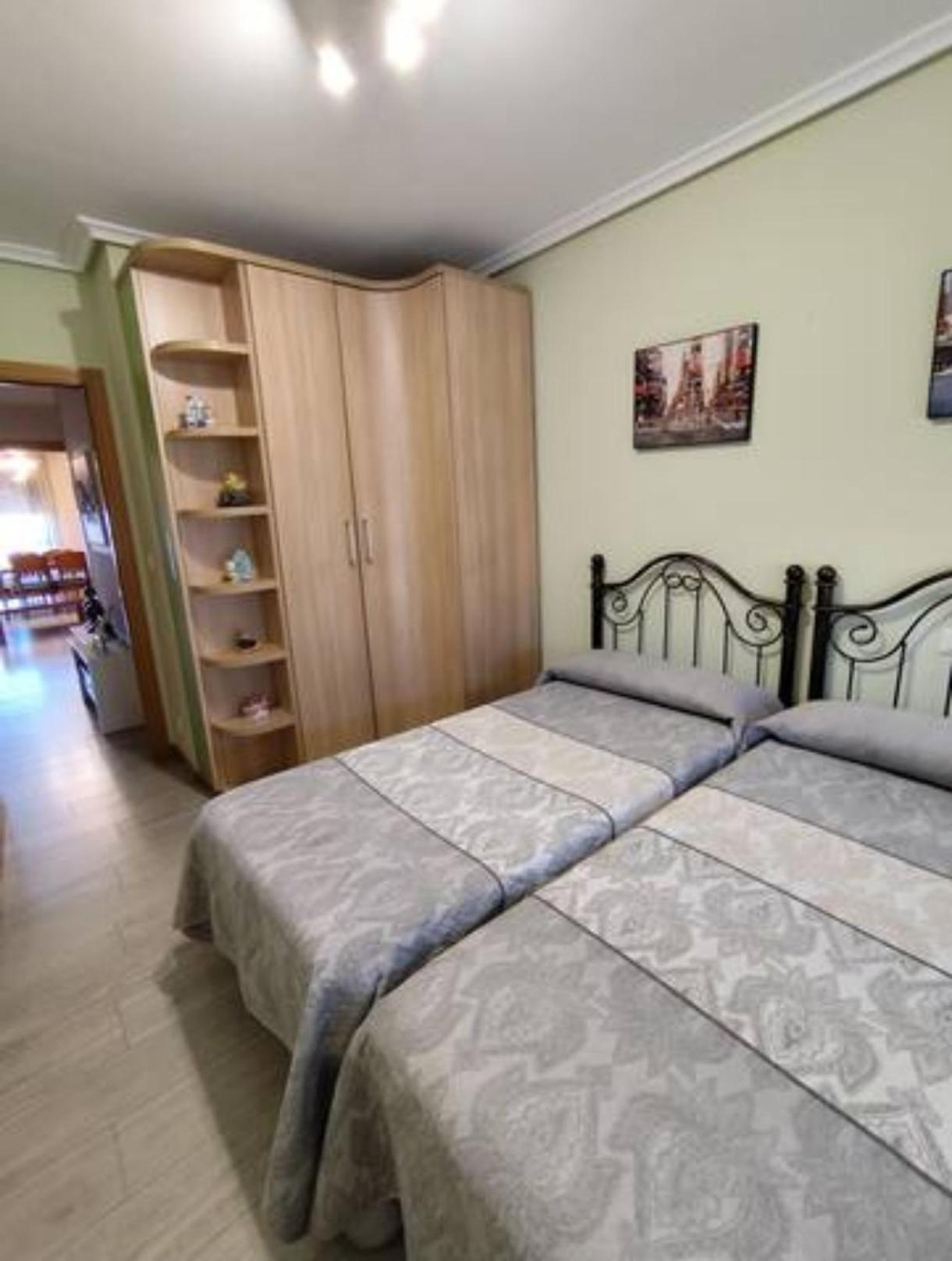 Apartamento De Tres Dormitorios Con Garaje Y Todos Los Servicios Cerca Burgo Exterior foto