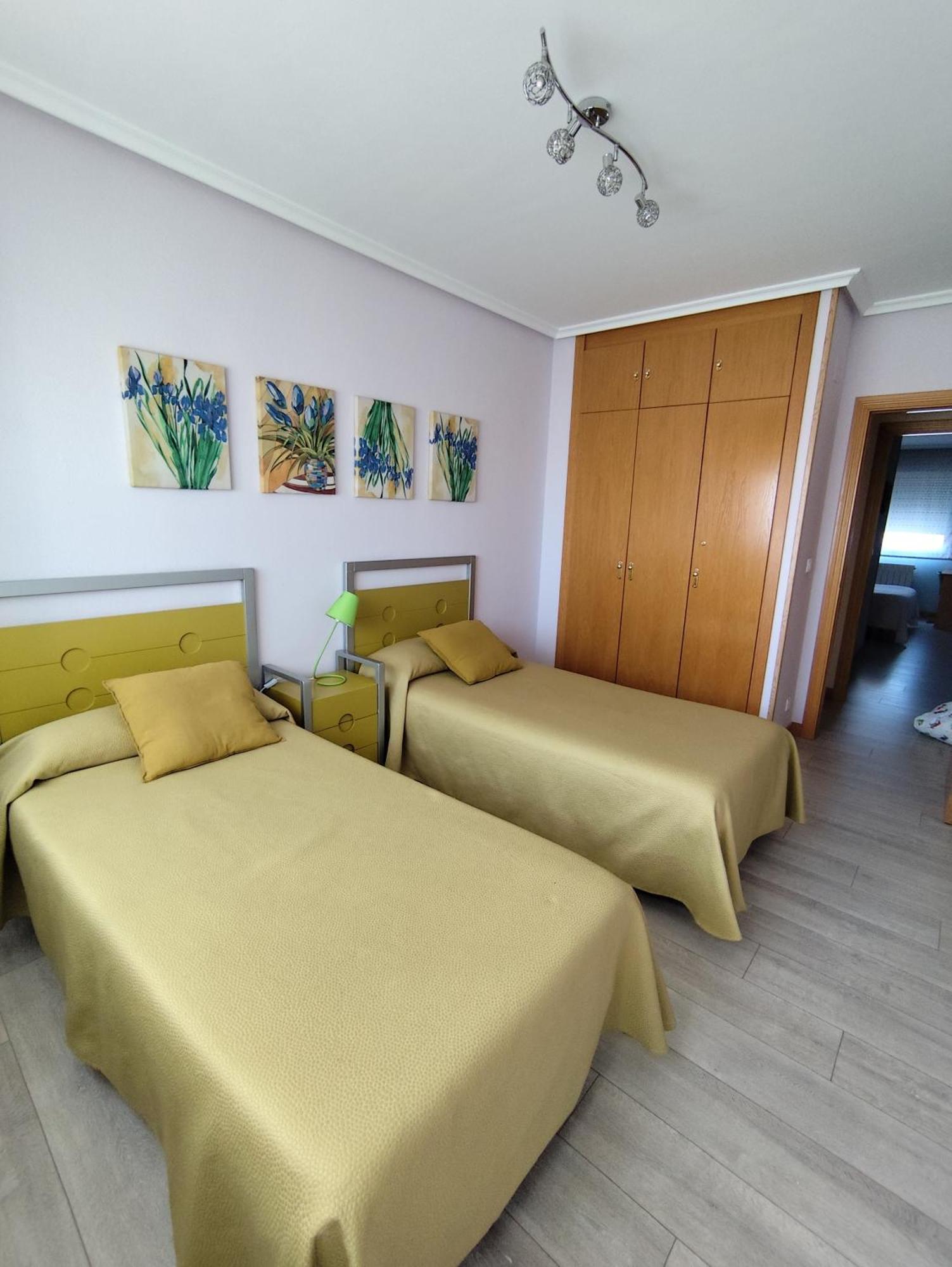 Apartamento De Tres Dormitorios Con Garaje Y Todos Los Servicios Cerca Burgo Exterior foto